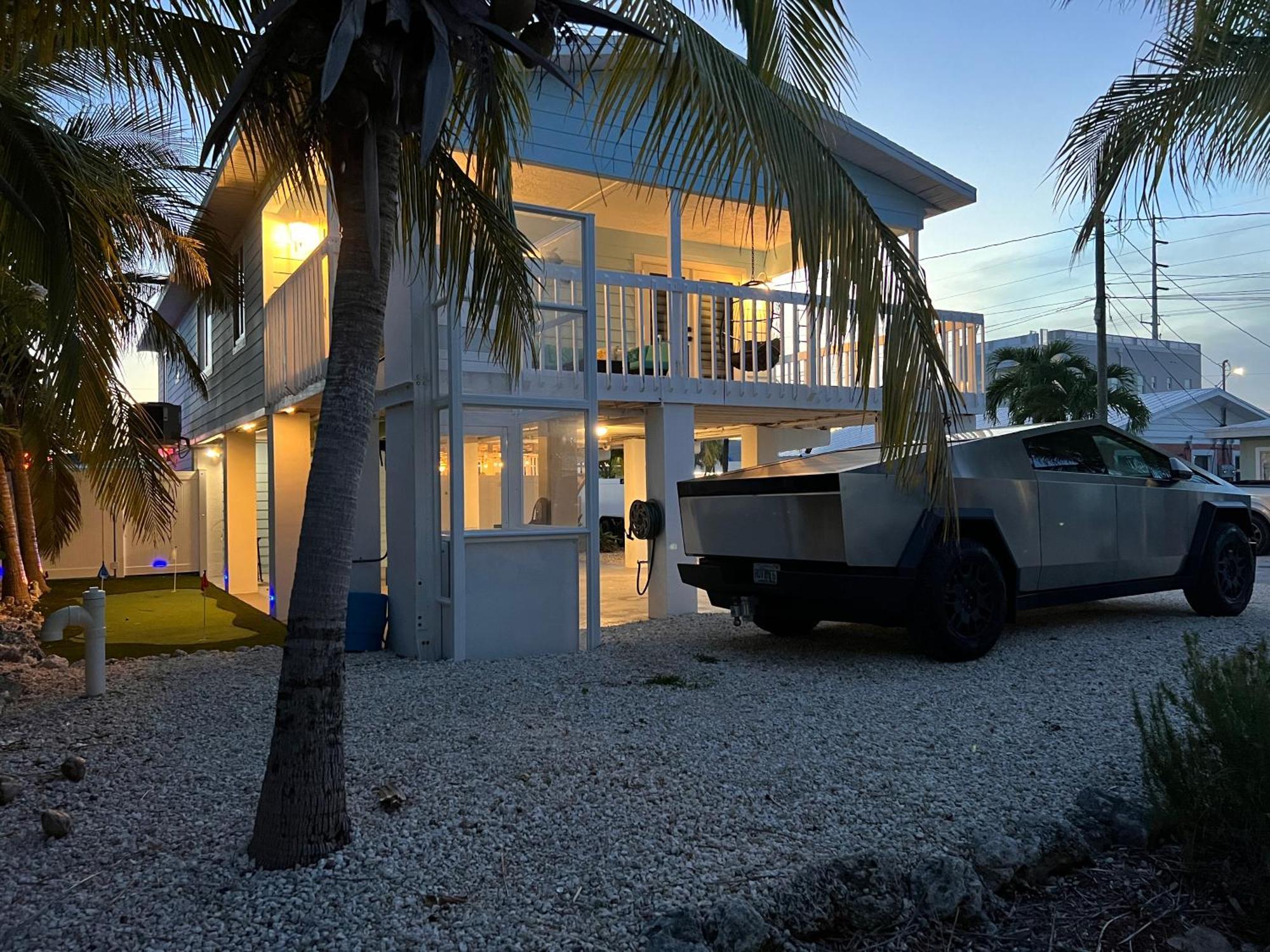 Casa Blue Pelican. Маратон Екстер'єр фото